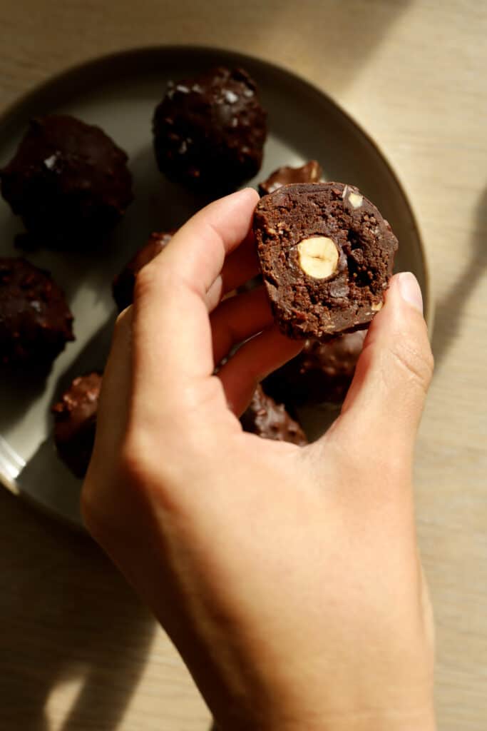 Sød sundere konfekt a la ferrero rocher med hasselnødder og chokolade