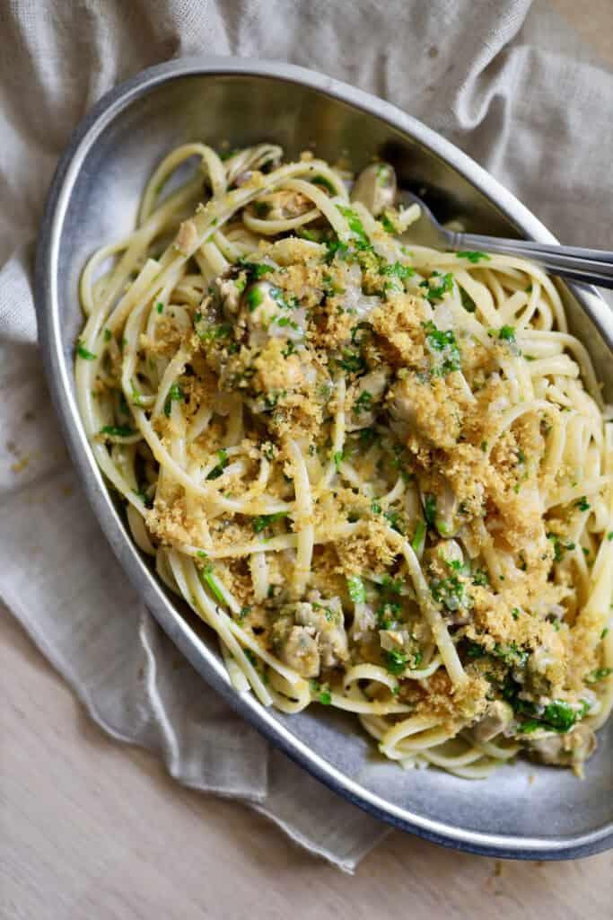 Pasta med muslinger, brødkrummer, hvidløg