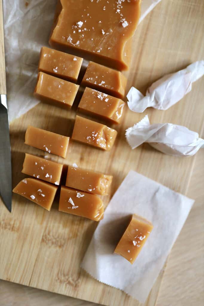 Bløde, seje flødekarameller med salt