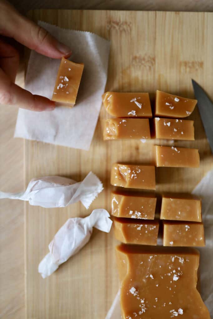 hjemmelavede saltkarameller - flødekarameller med salt