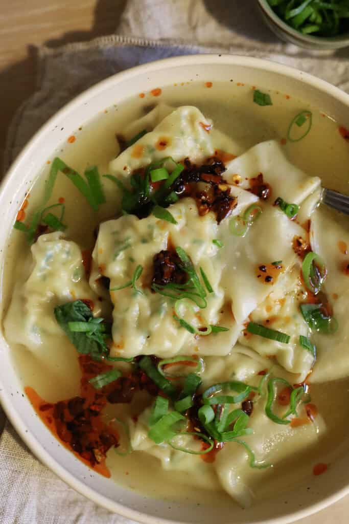 Hjemmelavede wontons med rejer i suppe