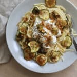 Spaghetti alla nerano med hvidløgsbrødkrummer og stracciatella