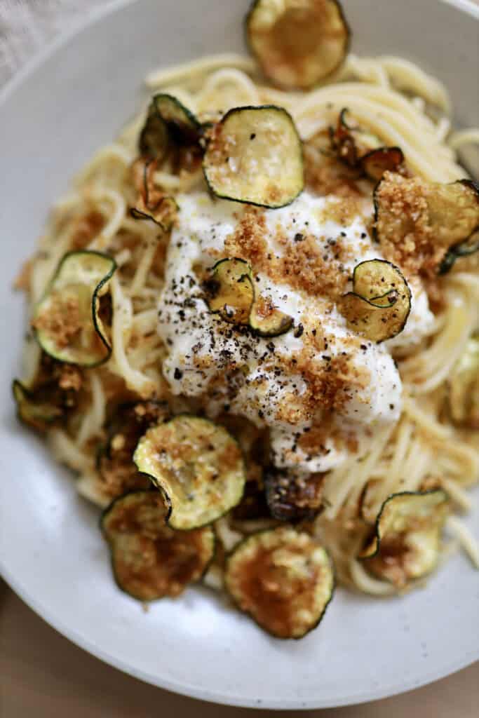 Spaghetti alla nerano med hvidløgsbrødkrummer og stracciatella