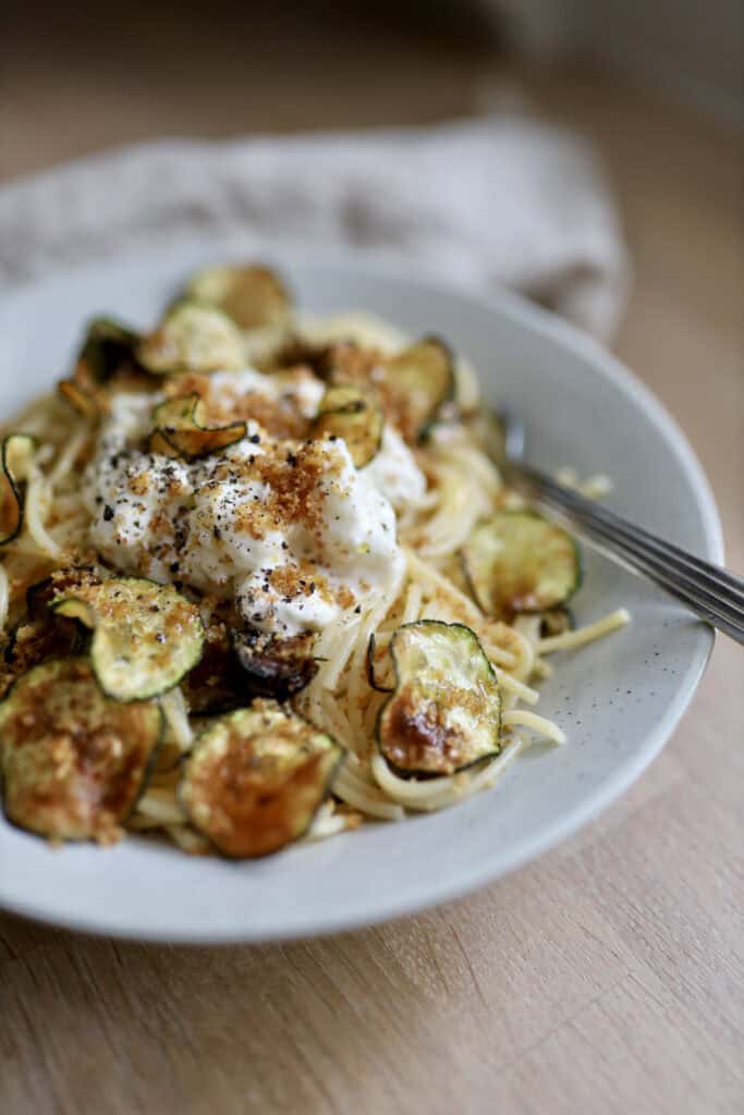 Vegetarisk nem pasta med friteret squash