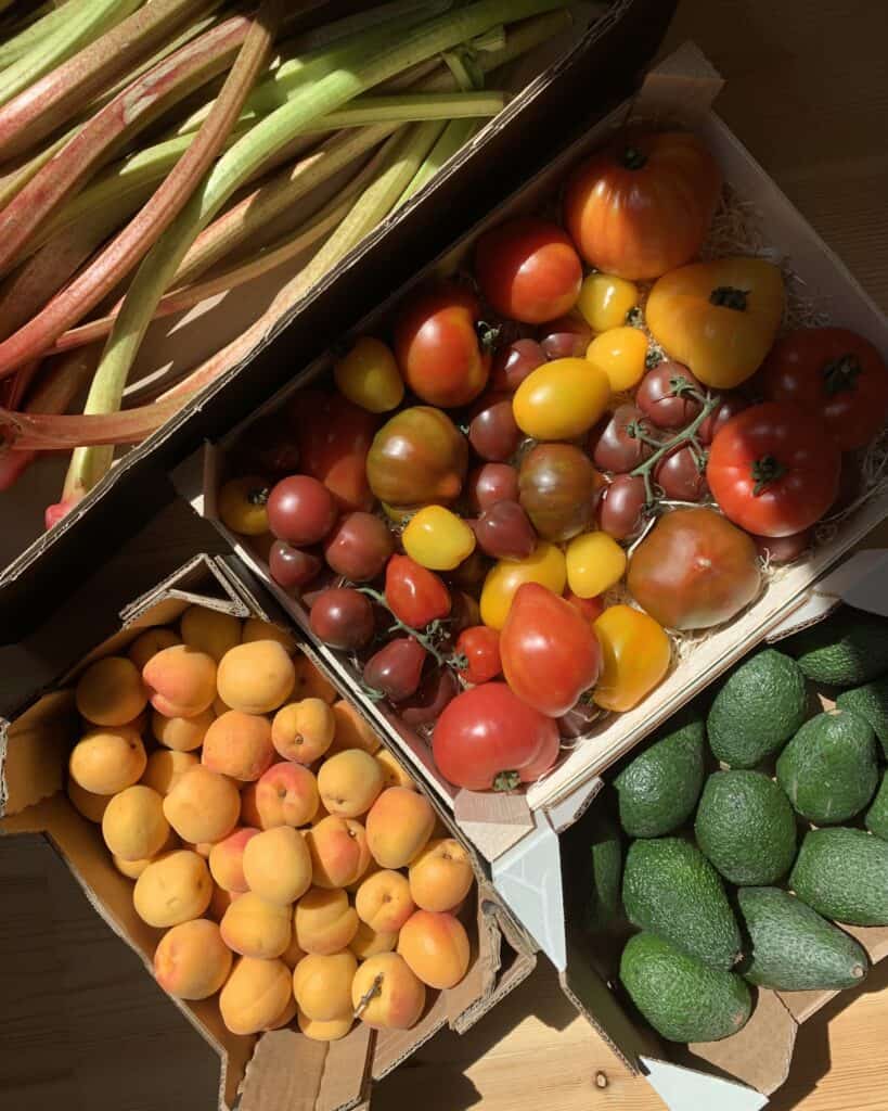 Hvilke råvarer grøntsager frugter er i sæson i denne måned