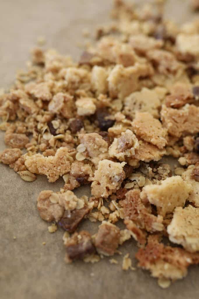 crumble med hvid chokolade og havregryn