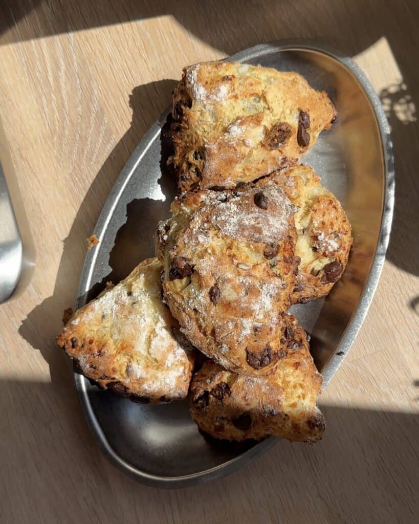 Sunde scones med hytteost, olivenolie, dadler og chokolade