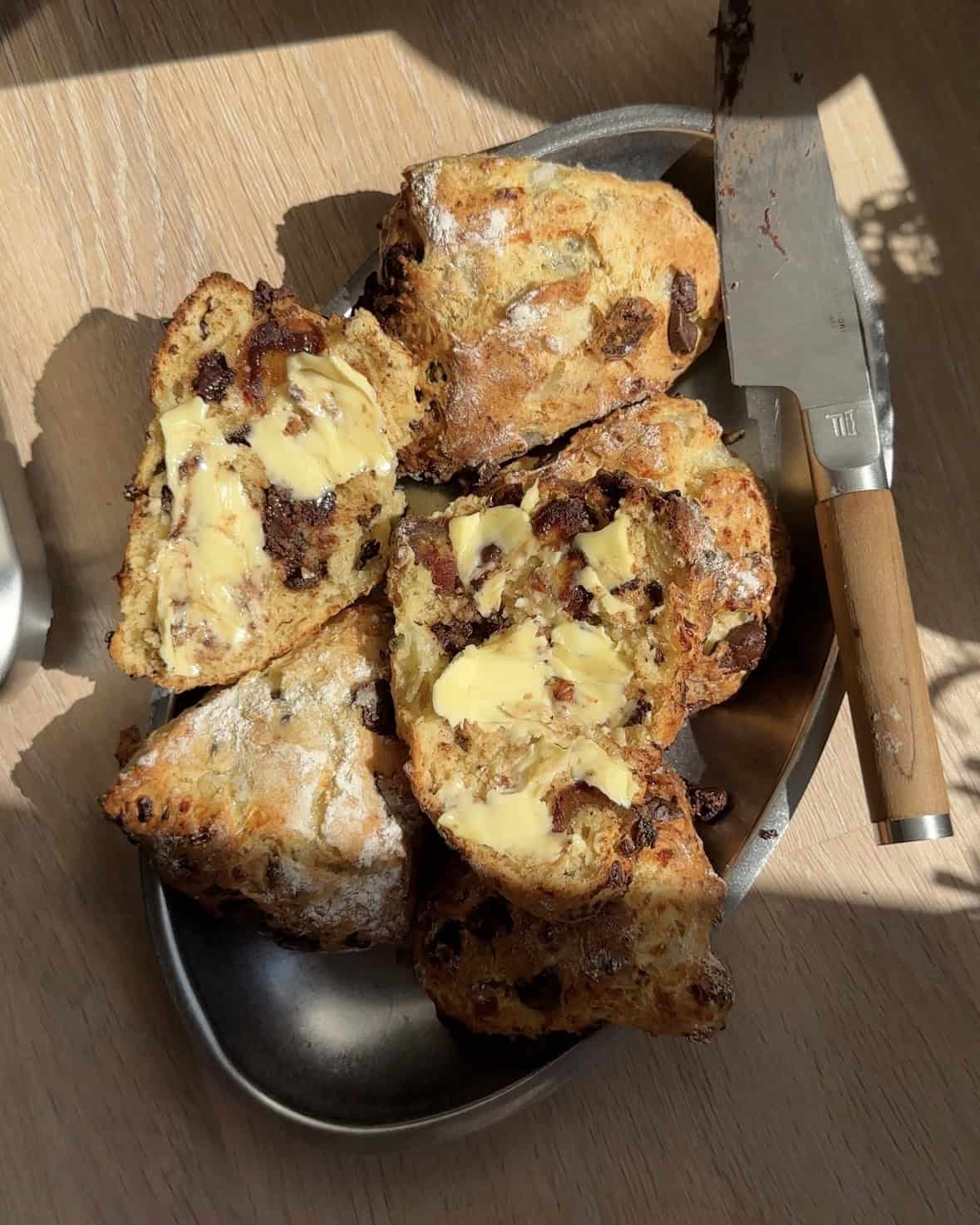 Protein scones med hytteost og chokolade