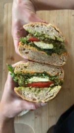 Reklame // Det er nærmest en guilty please for mig at se videoer af sandwiches, der smøres, fyldes og skæres. Kender du det? 😂🥪

Så da @meyers sendte mig deres nye Ølandsflute og Spicy Hummus i weekenden (modtaget i gave), kunne jeg næsten ikke andet end at teste det som en sandwich. 

I sandwichen har jeg også:
• basilikumspesto
• rucola vendt med olivenolie, citronsaft og salt 
• stegt kylling
• grillet peberfrugt
• peber

Kæmpe haps 👌🏼

#annamad #sandwich #sandwichesofinstagram #sandwiches #aftensmad #frokost #picnic #madinspiration #deldinmad #hverdagsmad #opskrift #meyers #kylling #pesto #ølandshvede #hummus