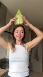 Min nye yndlingsmåde at tilberede og spise kål. Gem den, husk den og server den til alt for ekstra skud grønt 🥬

Jeg skærer egentlig bare kål (hvid, spids eller rød) i chunky stykker som i videoen, vender med salt, peber og olivenolie og bager halvmørt og godt gyldent i ovnen. Seriøst - det kan spises til alt. Som det er, i bowls, salater, i sandwiches eller som almindeligt grønt tilbehør. 

Dressingen er blandt andet lavet af cashewnødder, tahin og urter - og er bare et velsmagende plus i min blog 👌🏼

#annamad #kål #spidskål #bagtkål #stegtkål #stegtspidskål #bagtspidskål #grøntsager #grønt #tilbehør #kålsalat #deldinmad #madinspiration #aftensmad #hverdagsmad #opskrift #frokost