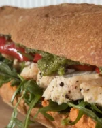 Traditionen tro, en rulle af gode ting jeg har spist på det sidste 📹👌🏼

• Sandwich med kylling, pesto, rucola, grillet peberfrugt og hummus
• Er blevet glad for trenden med skyrboller (lavet af havregryn, æg og skyr) og forsøgte i en pølsehornsversion. Så godt. 
• Grønkålspesto - fattigmandspesto med solsikkekerner også. Mindst lige så god
• Hjemmebagt rugbrød 
• En salatfavorit for tiden: peberfrugt, agurk, kikærter og feta
• En slags gnocchi lavet på gulerødder i stedet for kartofler og klippet dej i stedet for formet og rullet pænt. Med stegte gulerødder og pestosauce
• En virkelig god bowl fra @wedogreens (ingen reklame, bare GOD)
• Cashewdressing til min seneste opskrift med stegt kål
• Sommermad med nye kartofler og tomatsalat. Serveret til stegt mørksej

Noget du vil have opskriften på? 💚

#annamad #madinspiration #hverdagsmad #frokost #aftensmad #pølsehorn #sandwich #pasta #gnocchi #salat #salatinspiration #deldinmad #grønkålspesto #sommermad #bagværk