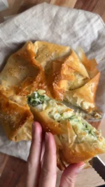 Kolokithopita aka. filodejstærte med squash og feta 🌱 Måske du har smagt den græske spanakopita? Det her er dens lige så gode fætter med squash i stedet for spinat.

Ultrasprøde lag af dej og et saftigt fyld med revet squash, æg, masser af feta, citronskal og muskatnød. Alt for lækkert 👌🏼

Du finder opskriften ved at søge på ‘kolo’ på anna-mad.dk ✨ Er du mere til spinatversionen, så finder du også en spanakopita på bloggen. 

#annamad #madinspiration #kolokithopita #filodej #filodejstærte #feta #tærte #squashtærte #zucchini #zucchinitærte #aftensmad #mad #deldinmad #hverdagsmad #opskrift #frokost #madpakke #græsk #græskmad