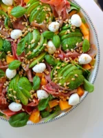 Hvis du skal lave én salat denne sommer, så vil jeg klart anbefale denne. Ikke alene er den smuk, men kombinationen er også helt perfekt 👌🏼

Melon
Avocado
Parmaskinke
Mozzarella 
Pinjekerner
Balsamico

Find den præcise opskrift ved at søge på ‘melonsalat’ på bloggen. Gem den også gerne 💌

#annamad #melon #parmaskinke #melonsalat #salat #salad #salatinspiration #saladinspo #sommermad #sommersalat #aftensmad #tilbehør #deldinmad #madinspiration #grill #grilltilbehør