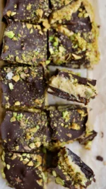 Pistacie tahin karamel choko date bark 🍫 Min nye yndlings sundere snack og ALT for farlig at have i køleskabet. 

En sej dadelbund, et nøddet sesamfyld, mørk chokolade og hakkede, saltede pistacienødder. Et dejligt bud på en anderledes sød sag med dadler. 

Find opskriften på anna-mad.dk ved at søge på tahin 🌰

#annamad #madinspiration #deldinmad #opskrift #snack #dessert #chokolade #datebark #dadelsnack #datesnack #dadler #sundsnack #dadelsnacks #tahin #pistacie #mørkchokolade