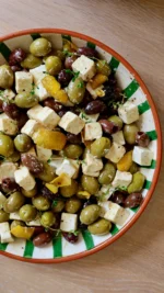 Marinerede oliven og feta 🫒 aka ny snack obsession.

Tag dine oliven til næste niveau og vend dem med gode sager. Det er nemt (max 5 minutters arbejde) og simpelt. Og smid gerne nogle store chunks af feta i, der også kan suge de gode safter. Perfekt som snack, appetizer eller i salat. 

Find den nemme opskrift på bloggen nu ✨

#annamad #madinspiration #deldinmad #aftensmad #hverdagsmad #opskrift #frokost #snack #oliven #olives #marineredeoliven #feta #cheese #marinatedolives #appetizer #hapser #salad